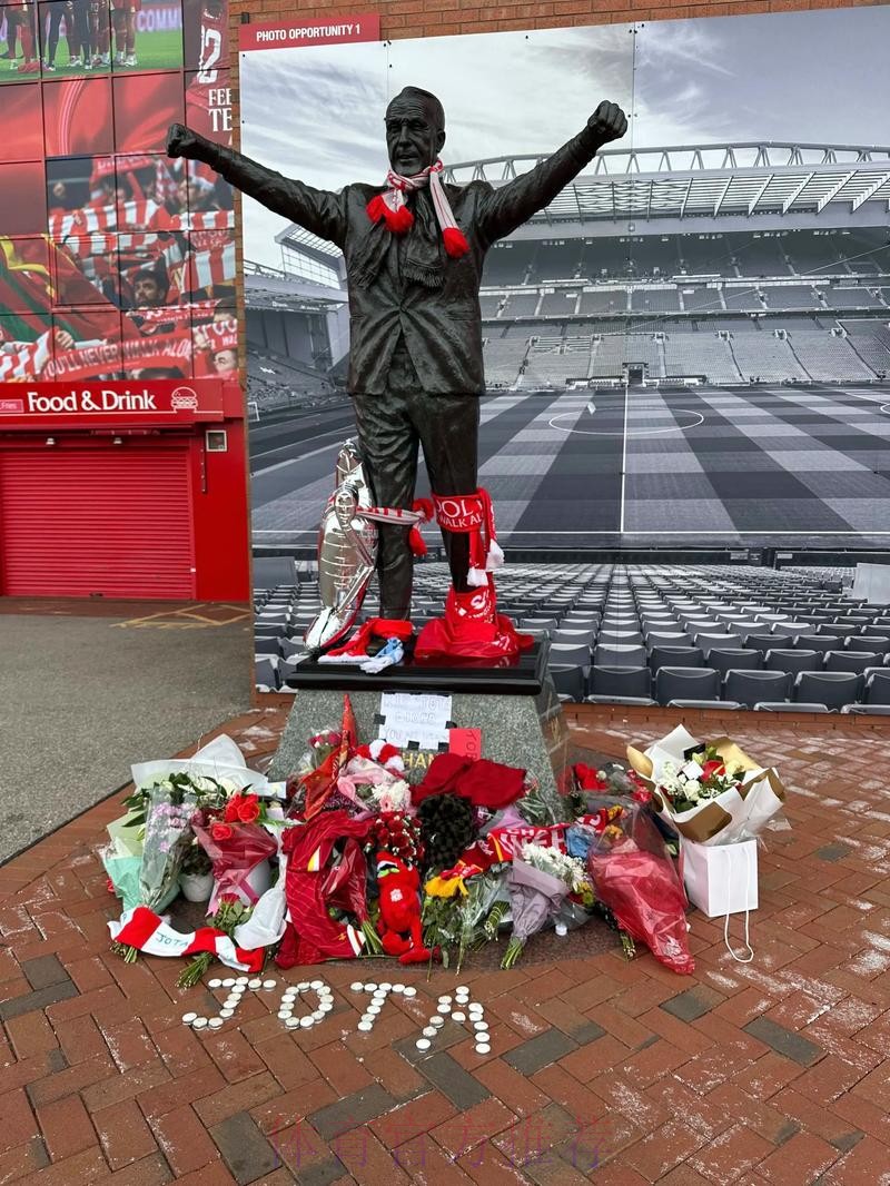 安菲尔德感人一幕！若塔幼子担任球童，裁判躬身击掌，你永不独行